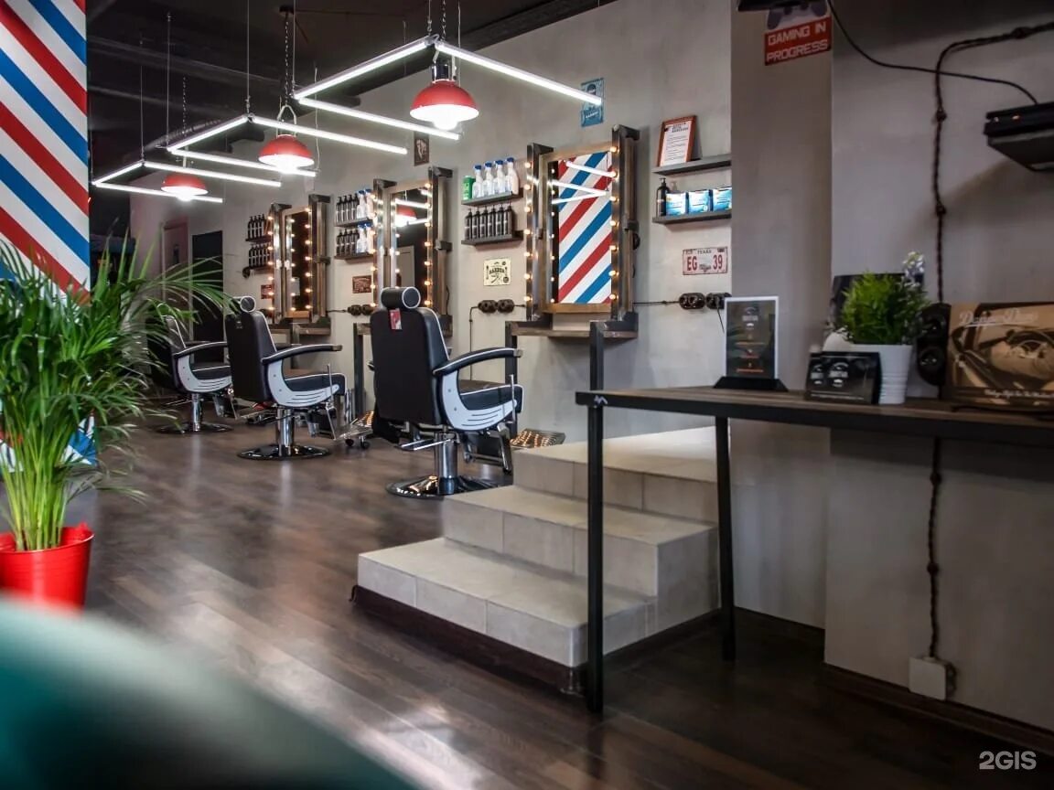 Barbershop московская. Бритва Селигерская барбершоп. Барбершоп бритва Пражская. Интерьер барбершопа. Барбершоп название.