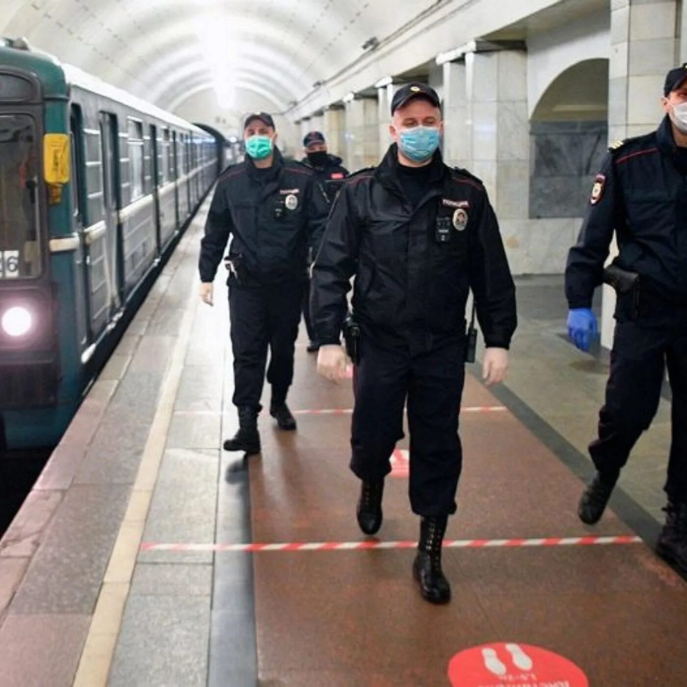 Усиленный режим. Маски в метро. Полицейский в метро. Маски в метро Москвы. Полиция Московского метрополитена.