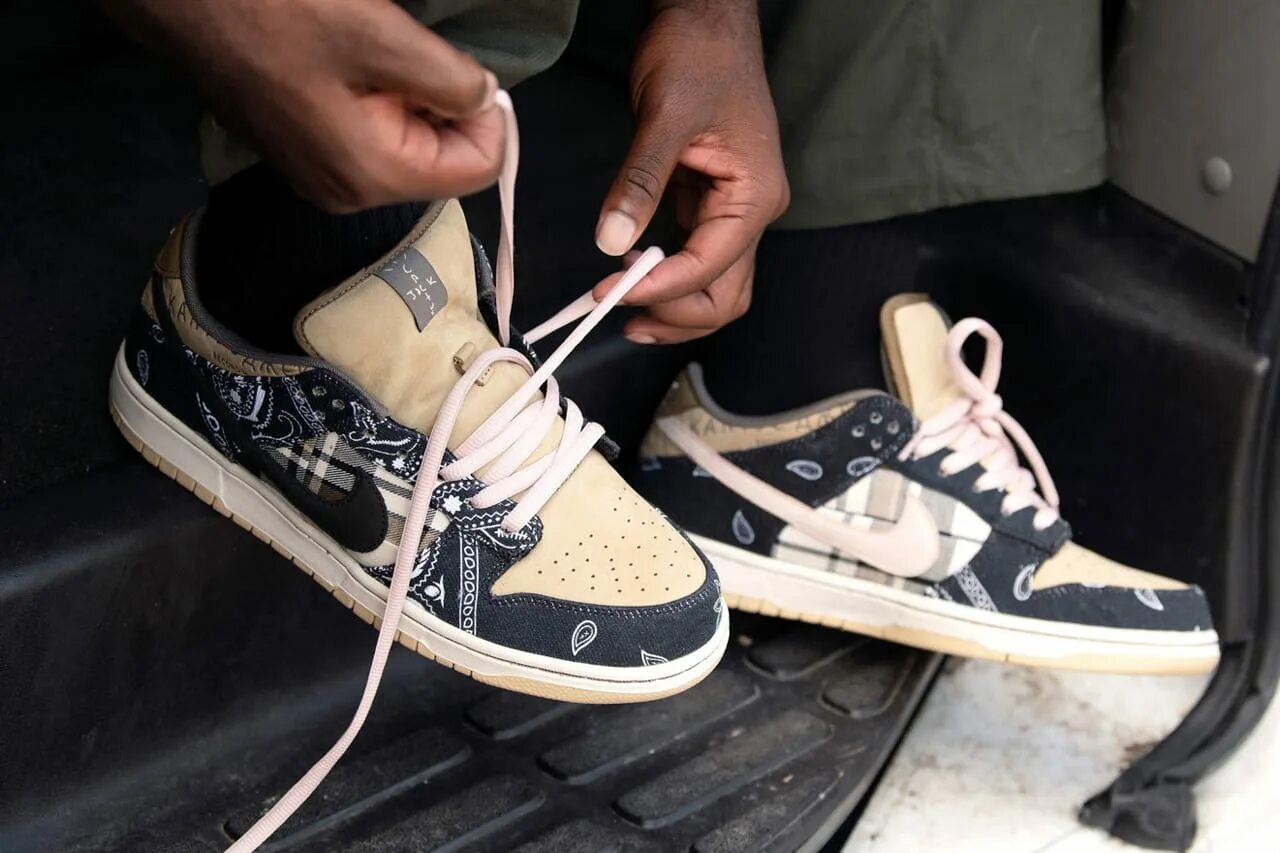 Как завязывать найки данки. Nike Dunk Travis Scott. Nike SB Dunk Low x Travis Scott. Nike SB Travis. Nike SB Dunk Travis Scott.