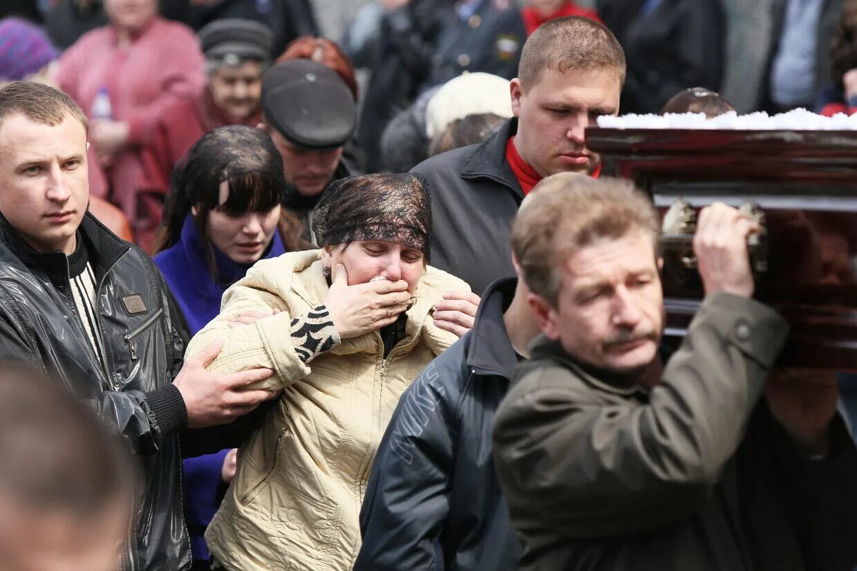 5 мая 2010. Плачущие люди на похоронах.