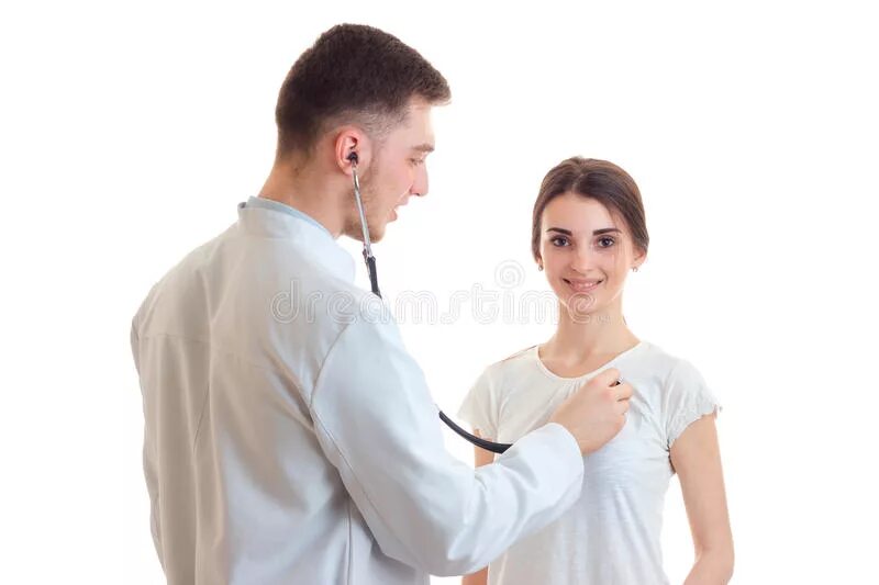 Сердцебиение девушки. Врач слушает сердце. Доктор слушает сердце. Прослушивание сердца стетоскопом. Врач слушает девочку стетоскопом.