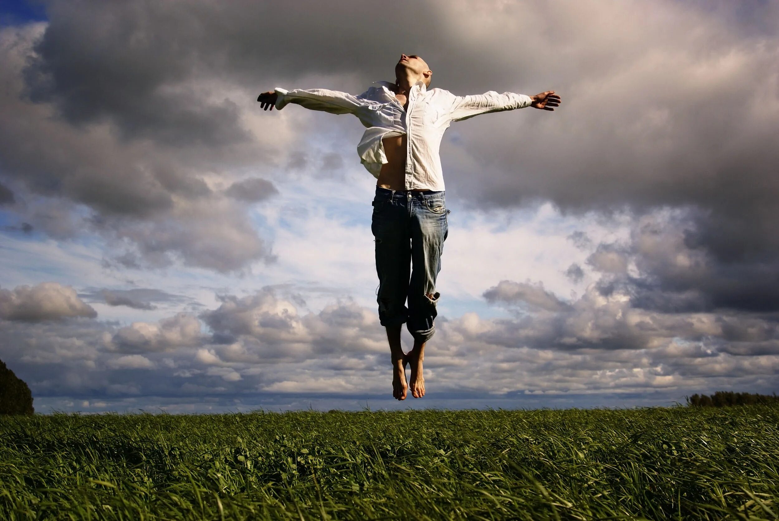 More people are flying. Летающий человек. Человек взлетает. Парящий человек. Человек парит в воздухе.