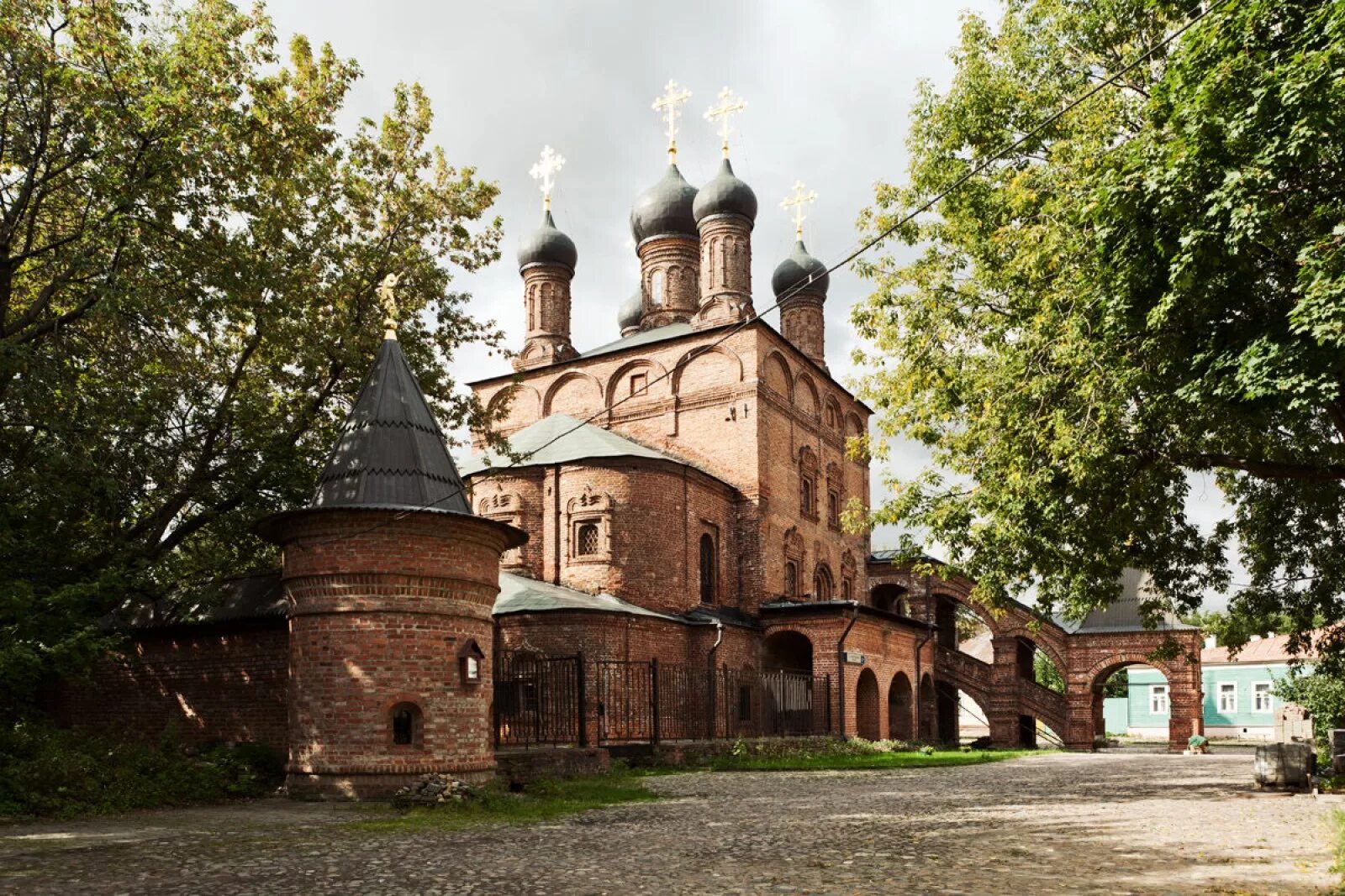 Храм новопеределкино патриаршее подворье. Крутицкое патриаршее подворье москва. Церковь святого игоря черниговского переделкино. Крутицкое патриаршее подворье, москва, крутицкая улица, 8. Храм спаса преображения господня в переделкино.