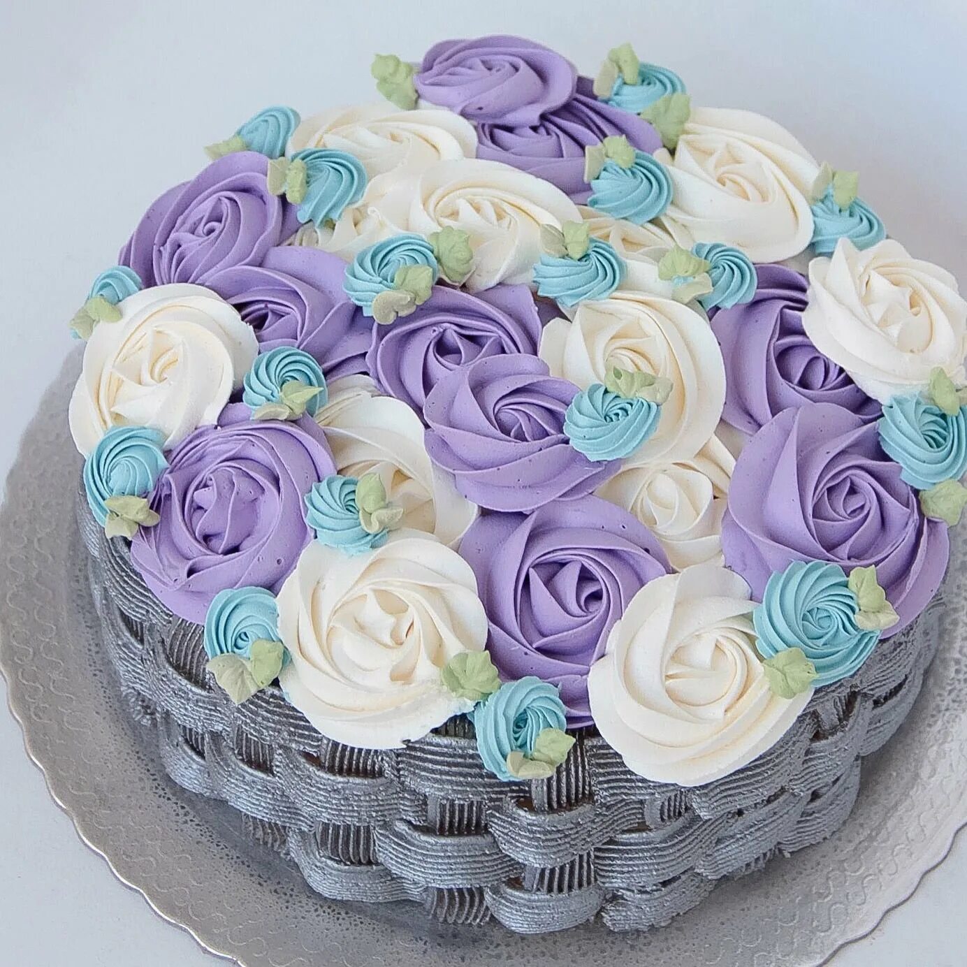 Украшаем торт белковым. Кремовое украшение торта. Торт кремовый. Красивые торты на день рождения. Украшение торта кремовыми цветами.