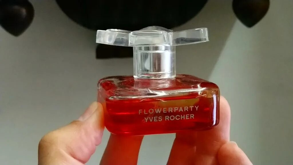 Ив роше новые видео 2025. Духи flowerparty yves rocher. flowerparty yves rocher 30 мл. ив роше духи с цветком на крышке. туалетная вода ив роше с красной крышкой.