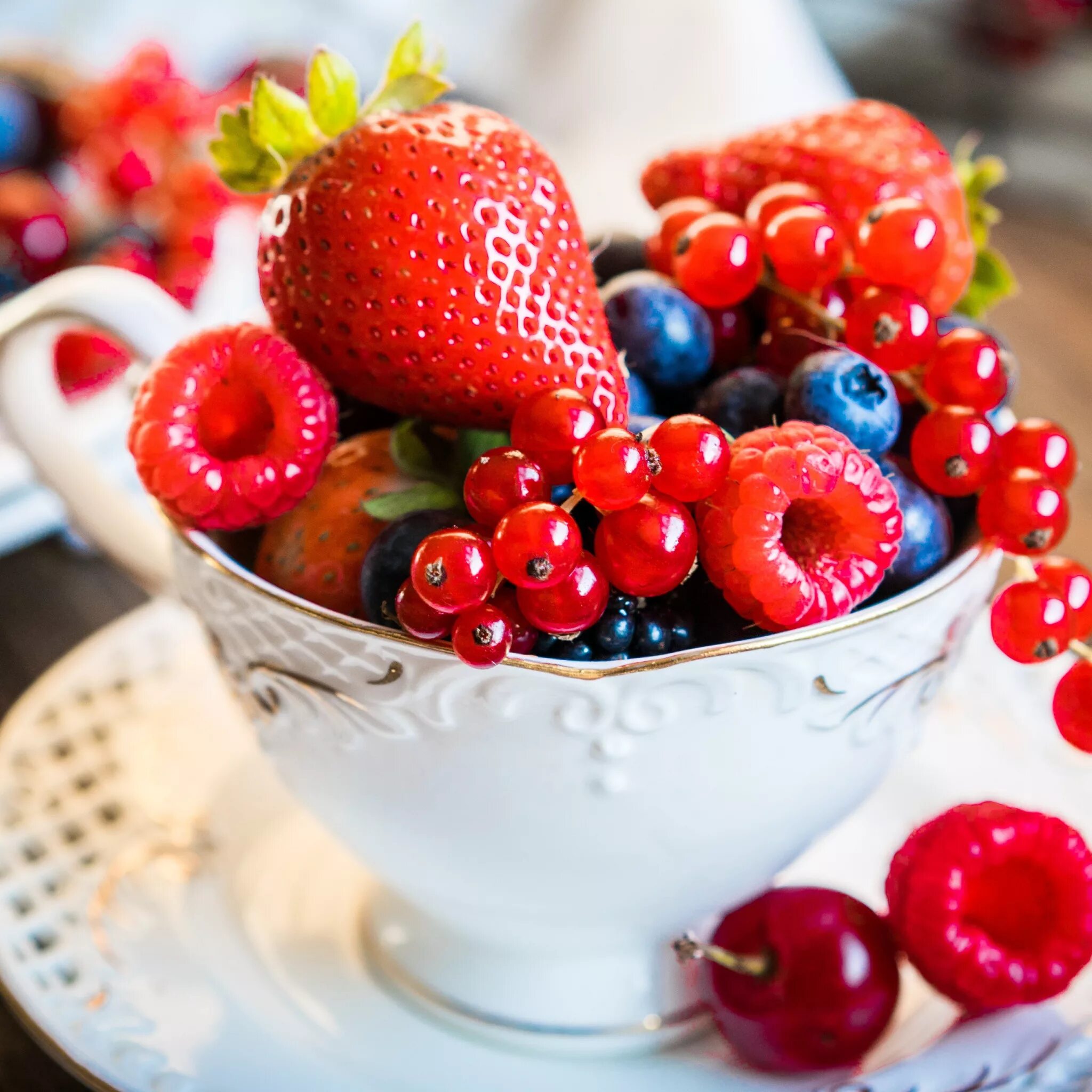 Красивые ягоды. Фрукты и ягоды на тарелке. Сладкая ягода. Тарелка с ягодами