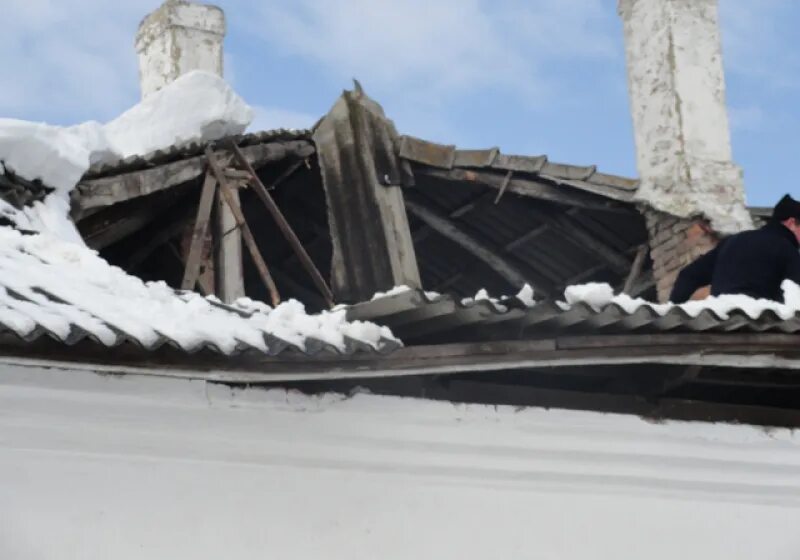 Сломал на крыше замок песня. Провалилась крыша. Разрушение зданий от снега. Разрушенная крыша. Обрушение кровли от снега.