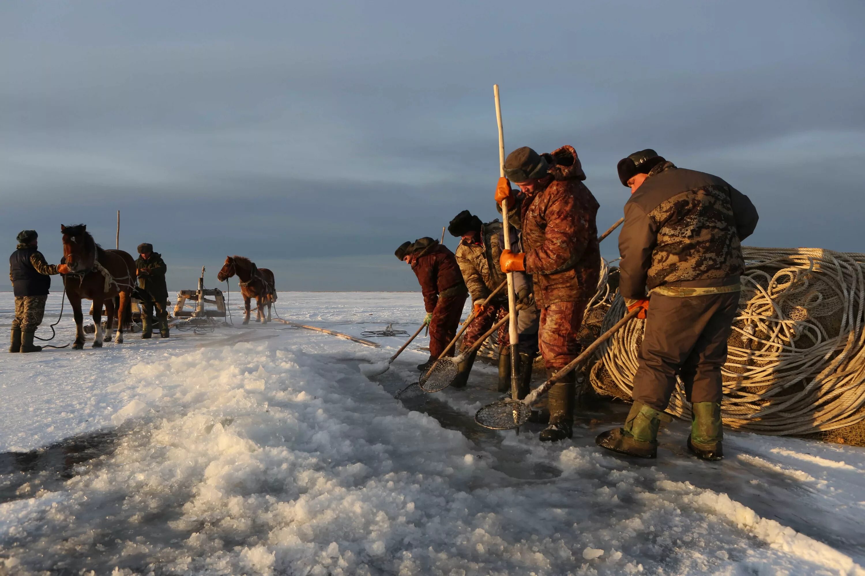 зимняя удочка на омуля. байкал промысел. настрой на омуля на байкале зимой. зимняя рыбалка на байкале. зимняя рыбалка на озера байкал.