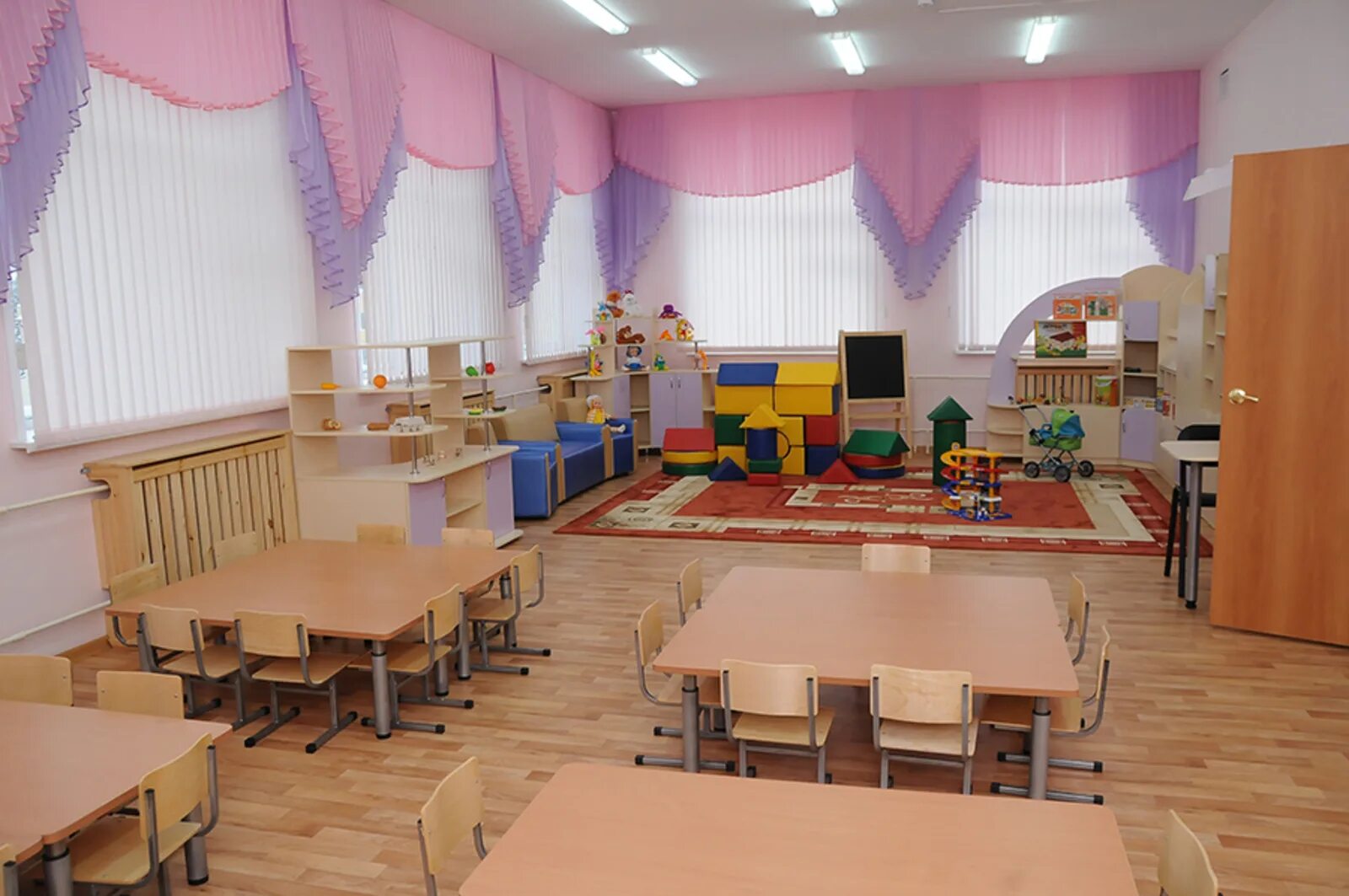 Детсадовский садик. Садик какаду челябинск. Детский сад фея новосибирск. В детском саду закрывают группу. Синий садик в карпинске.