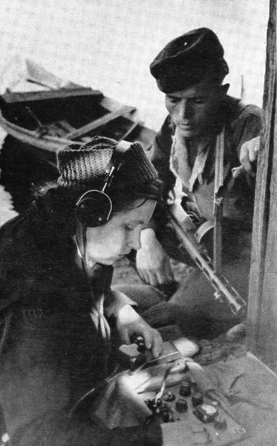 радистки в годы великой отечественной войны 1941-1945. радистка нина дунаева. связист ркка 1941. связистки 1941-1945. связисты вов 1941 1945.