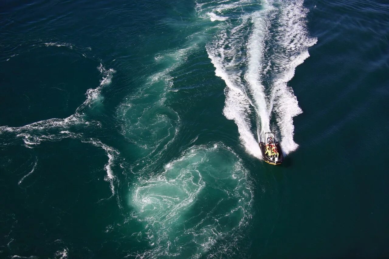 Течения в морях и океанах. Сальстраумен (Saltstraumen), Норвегия. Водоворот Сальстраумен. Водоворот Сальстраумен в Норвегии. Лофотенские острова водоворот Мальстрем.