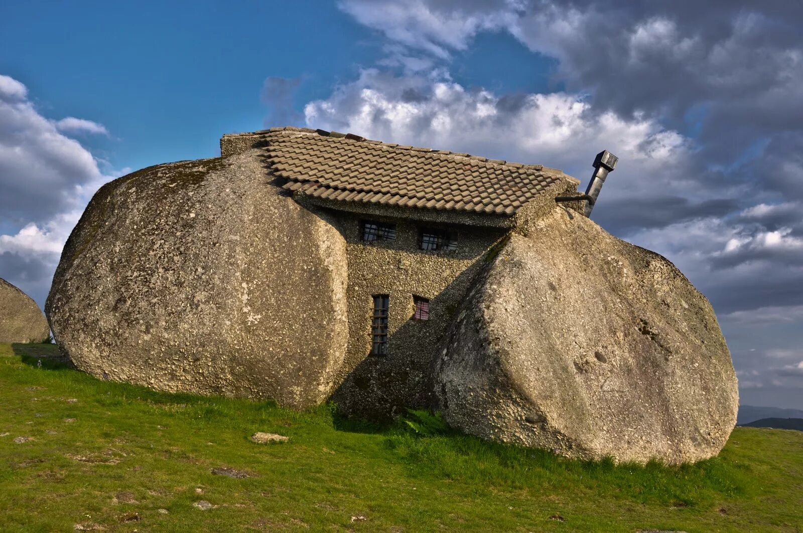 Ресурсный дом. Каменный дом/casa do Penedo (Португалия). Каменный дом (Stone House / casa do Penedo; Гимараеш, Португалия). Дом в Камне. Гюэмараес, Португалия.. Дом в Камне, Фафе, Португалия..