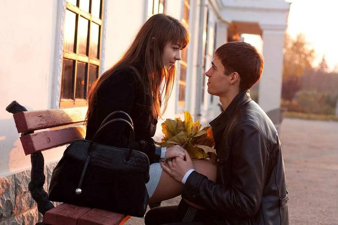 Стоит ли ждать отношений. Отношения девушка и юноша. Непонимание в отношениях. Обиженные мужчина и женщина. Антонио гиллем (antonio guillem).