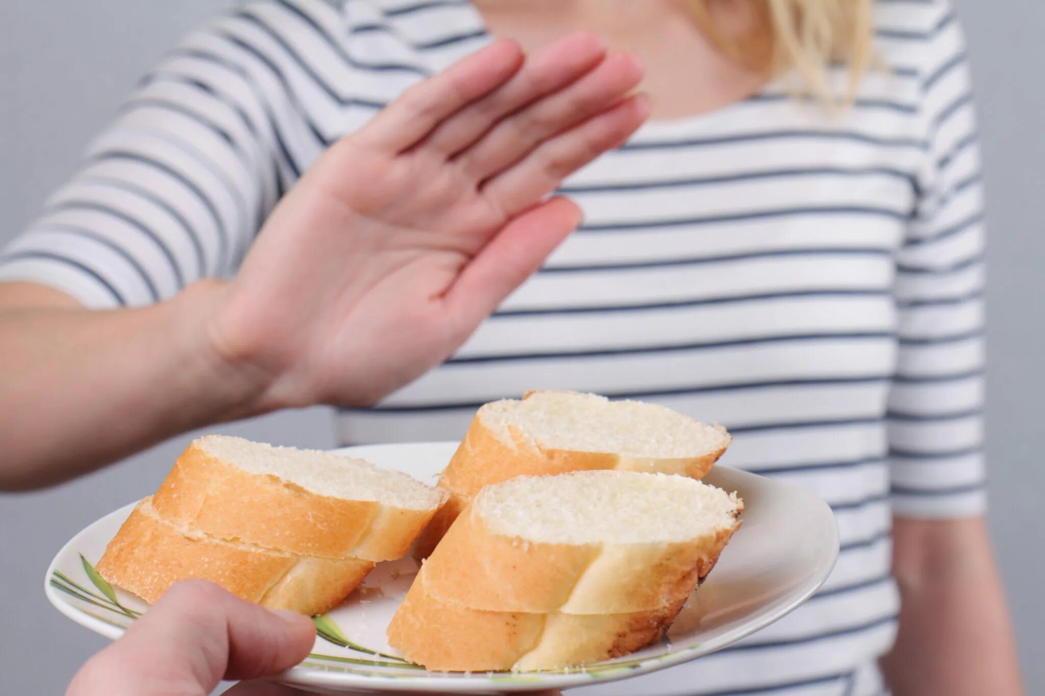 Человек есть хлеб. Человек ест хлеб. Отказ от хлеба. Отказаться от хлеба. Хлеб для диеты.