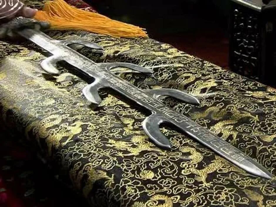 Японский Семизубый меч. Семиветвистый меч (Seven-Branched Sword). Тисона меч оригинал. «Меч с семью ответвлениями» («чхилъчжидо»). Подчинил легендарный меч