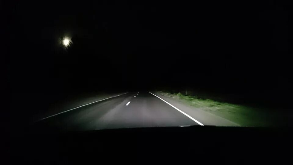 Как светит лампа h7. Narva range performance led h7 как светят. H 4 диодные лампы ближний дальний свет. Narva h7 свет ночью. Светодиодные лампы 4300к h4 в фарах ланоса.