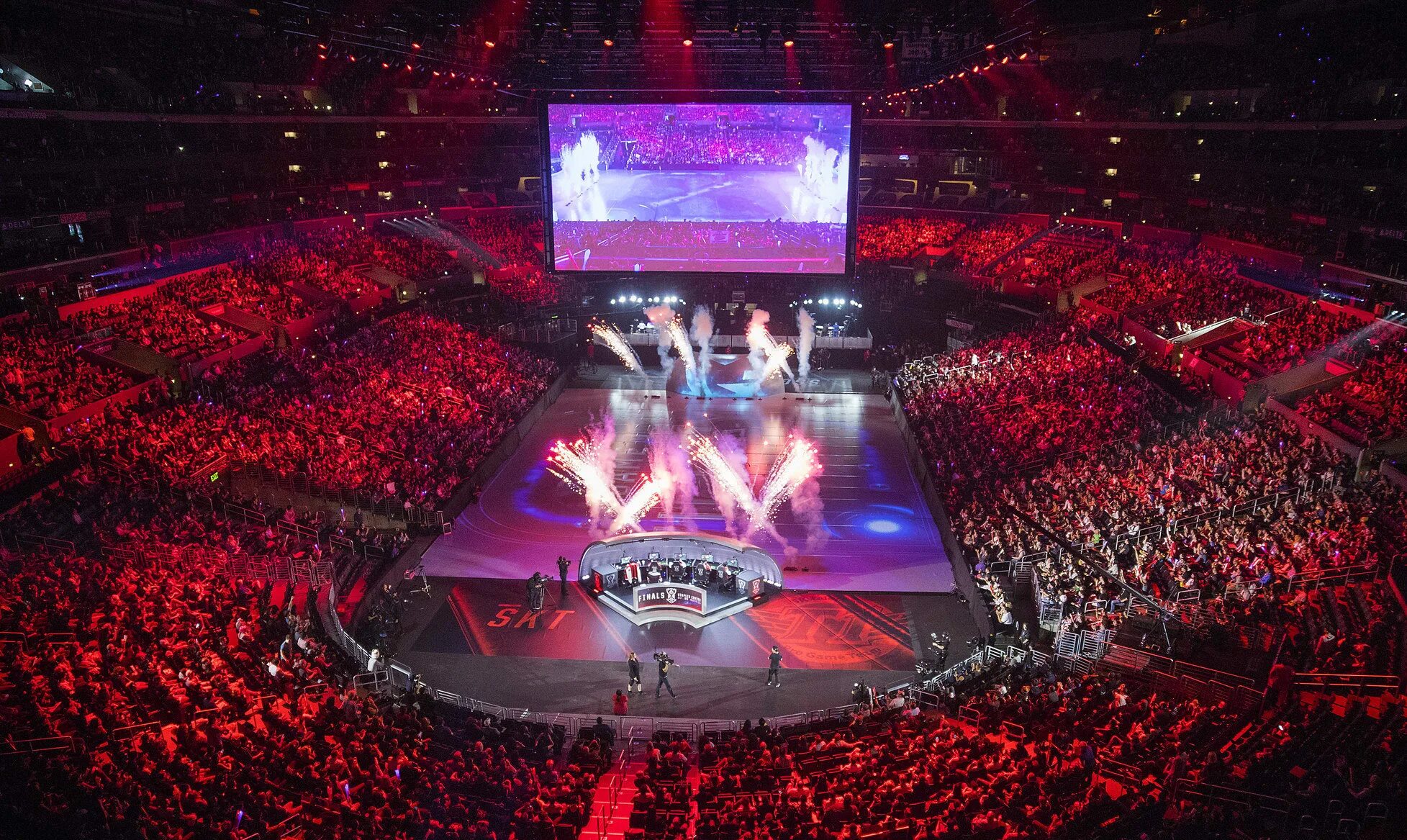 Киберспортивная арена. League of legends киберспорт. Кубок league of legends 2022. Киберспорт. Киберспортсмен лига легенд.
