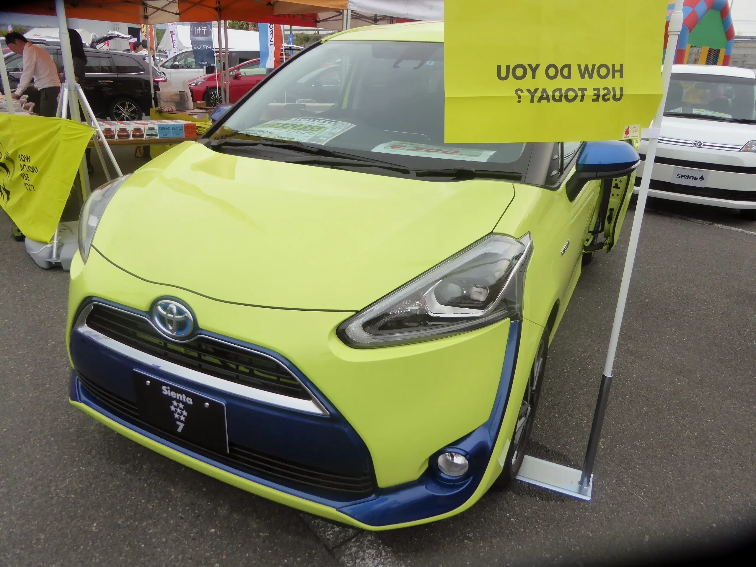 Toyota Sienta Hybrid g. Тойота Сиента 170. Toyota Sienta желтая. Toyota Sienta xp170 салатовая. Hybrid g