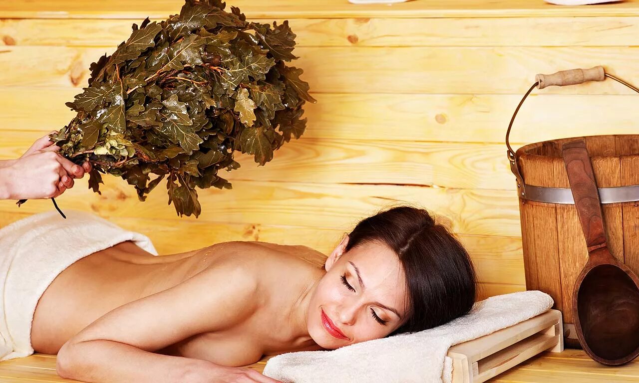 Для сауны. Женщины парятся. Девушки в баньке. Девушки в парилке. Девушка в бане с веником.