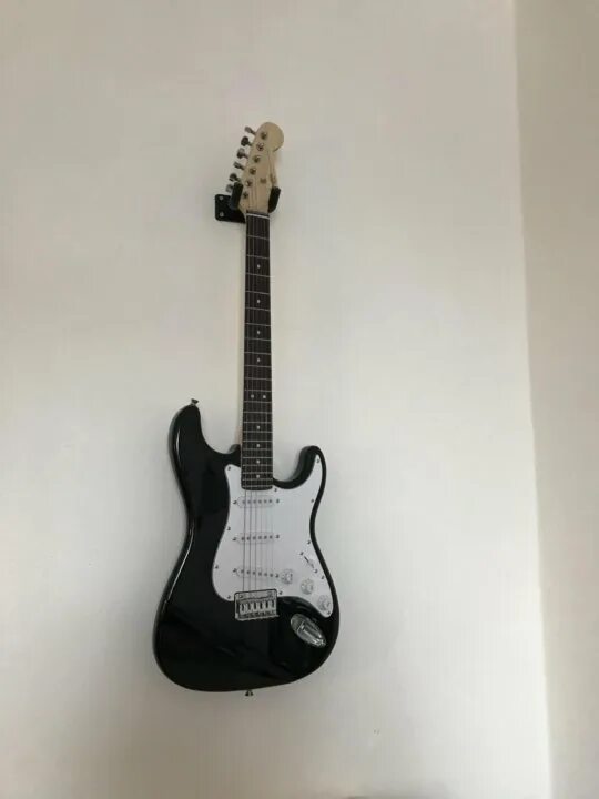 Fender Squier mm Stratocaster Black электрогитара. Square mm Stratocaster. Стратокастер черный матовый. Гитара стратокастер Фендер черная красотка цена.