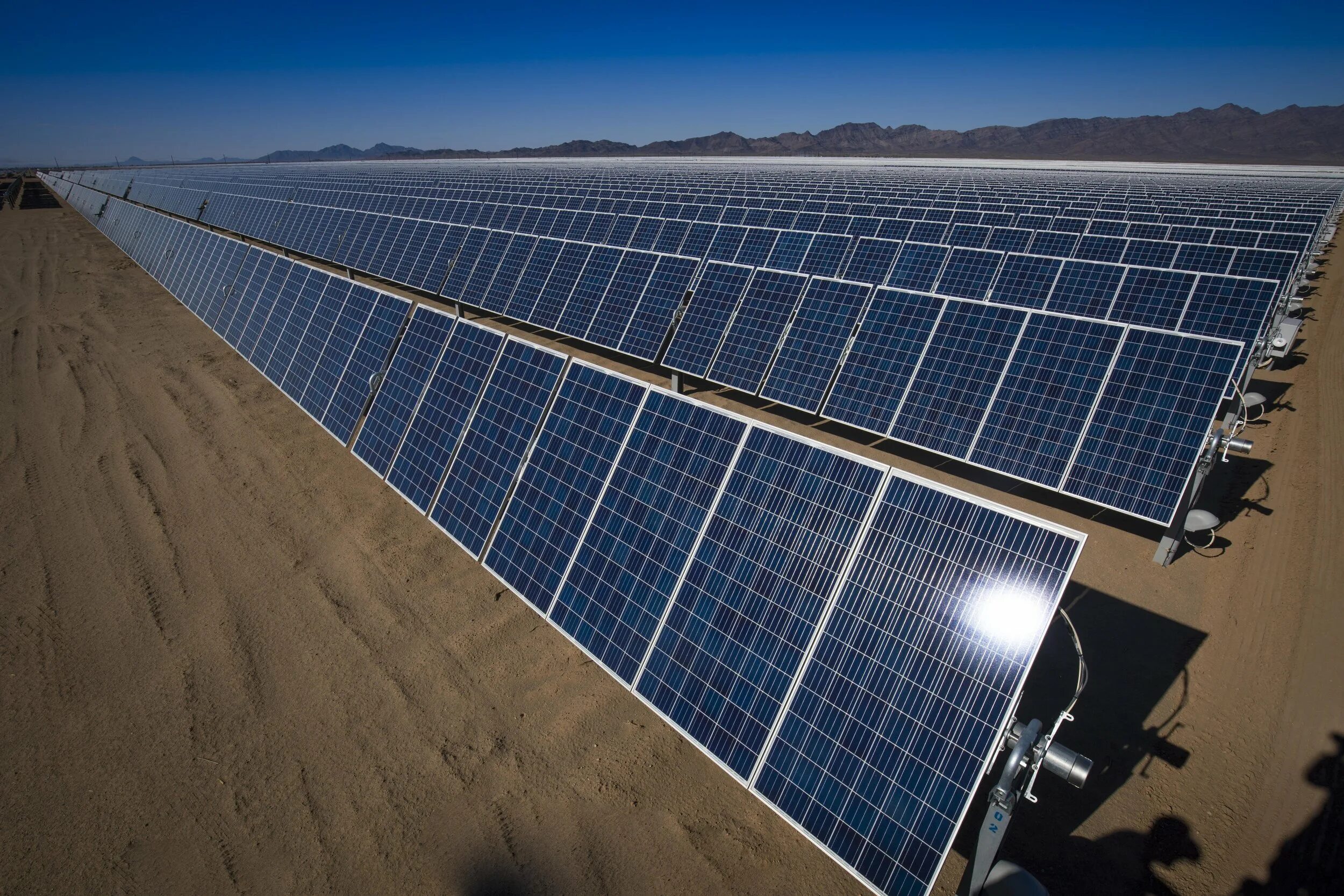 Best solar panels. Энергия солнца. Solar panel 640w. Солнечная энергия италии. Солнечные панели.