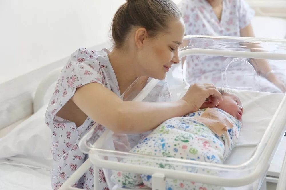 Женщина с ребенком в роддоме. Мать с ребенком в роддоме. Роддом материнство. Послеродовая женщина. Женщина с ребенком в роддоме.