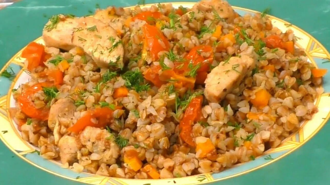 Гречка с курицей на сковороде. Гречка по купечески рецепт с куриного. Гречка по-купечески с курицей на сковороде. Гречка с курицей. Куриное филе по купечески.