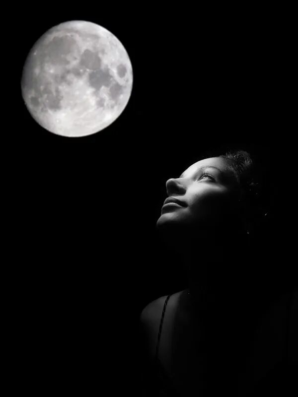 Она смотрела на луну. Женщина Луна. Луна с женским лицом. Фотосессия с луной. Живая Луна.