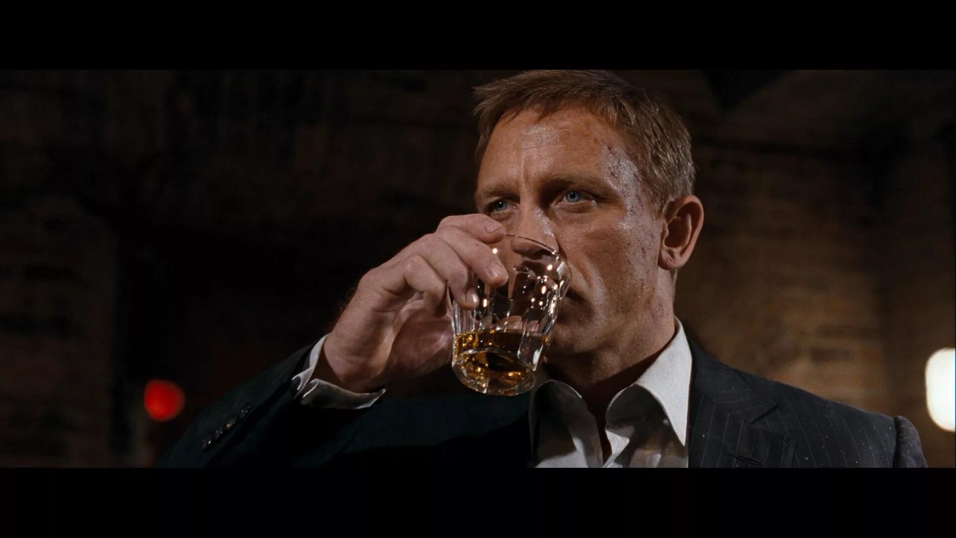 коктейль агента 007. веспер коктейль джеймса бонда. коктейль джеймса бонда казино рояль. джеймс бонд с мартини. коктейль агента 007.