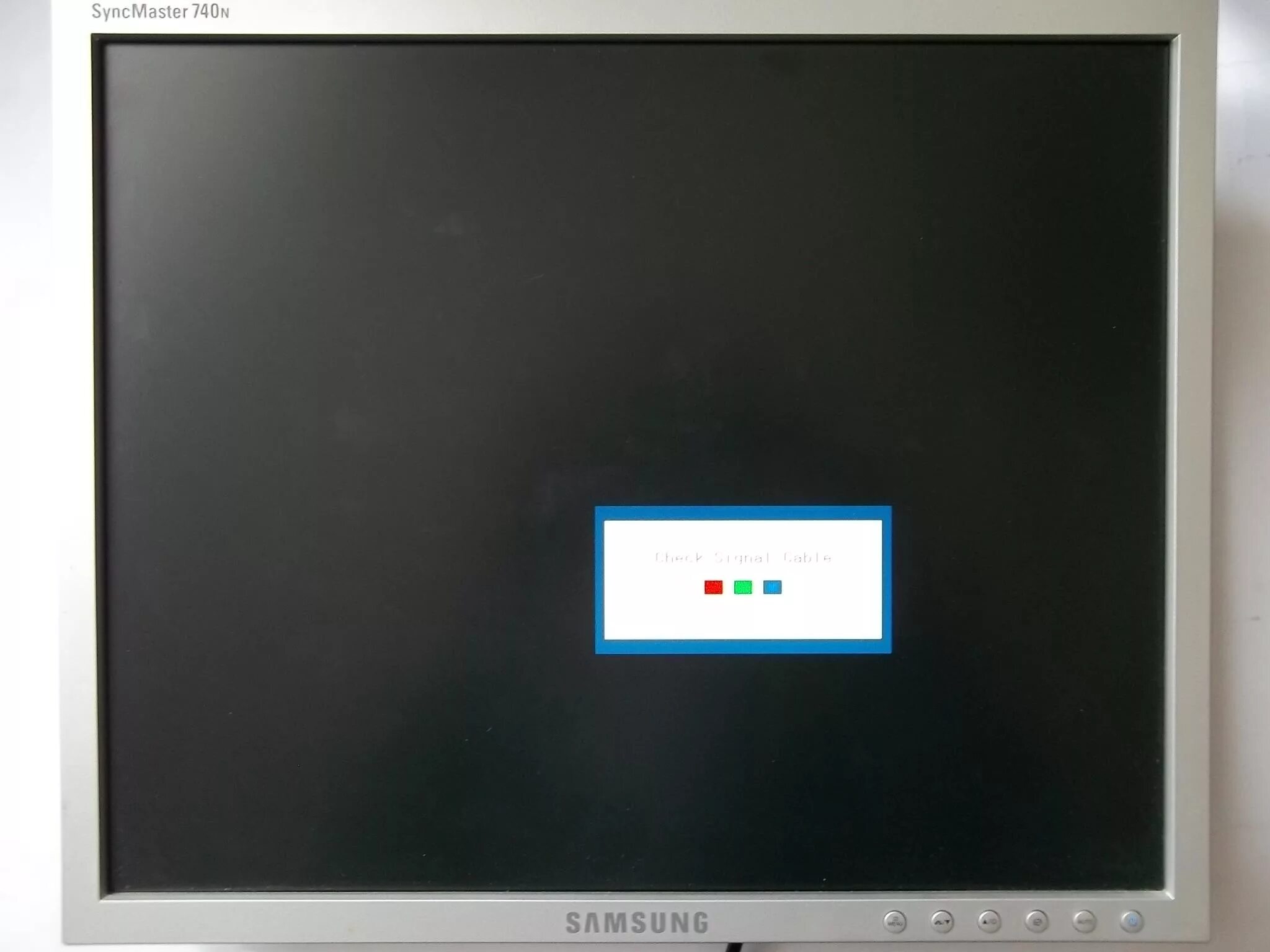 На экране ничего не видно. Монитор Samsung check Signal Cable. Check Signal Cable монитор самсунг. Samsung SYNCMASTER 740n. Экран включения монитора самсунг.