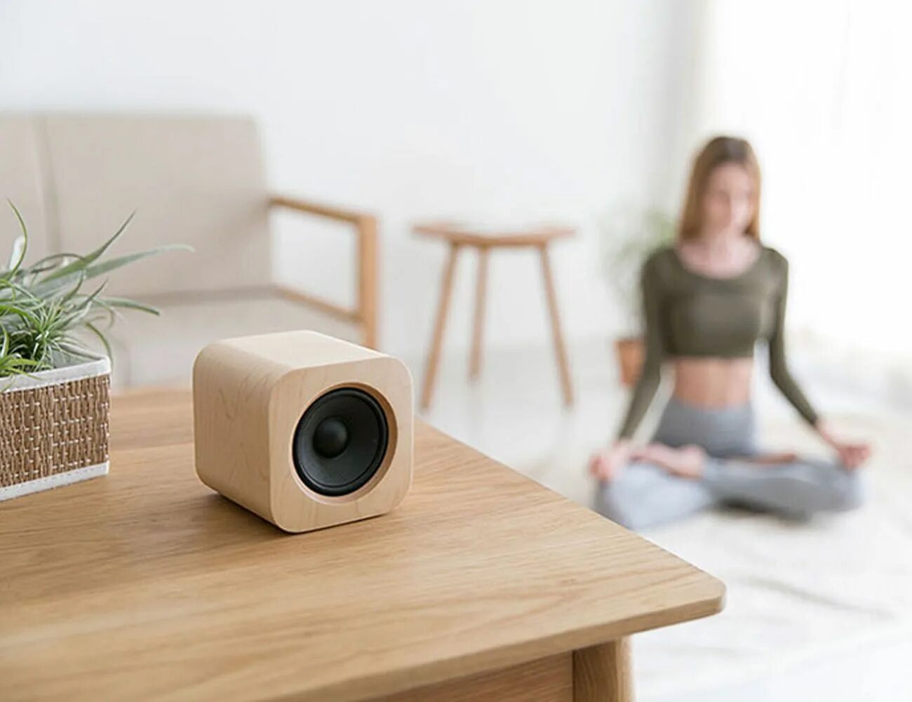 Use speaker. Колонки куб дерево. спикеры дизайн. kismo speaker. ifdia speaker.