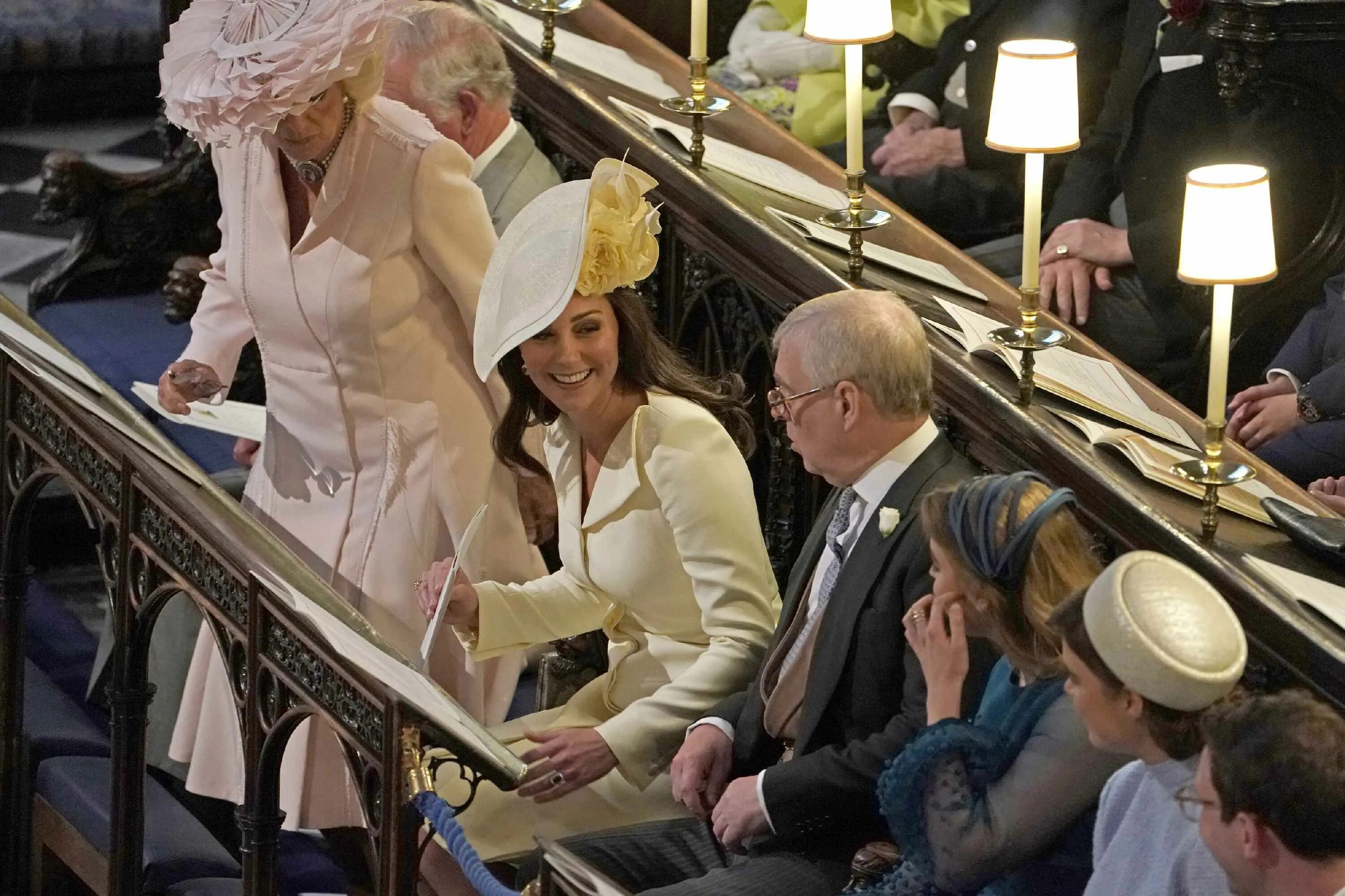 Реверанс Королеве на свадьбе Кейт Миддлтон. Реверанс Кейт Миддлтон на свадьбе. Реверанс Кейт Миддлтон перед королевой на свадьбе. Про английскую принцессу