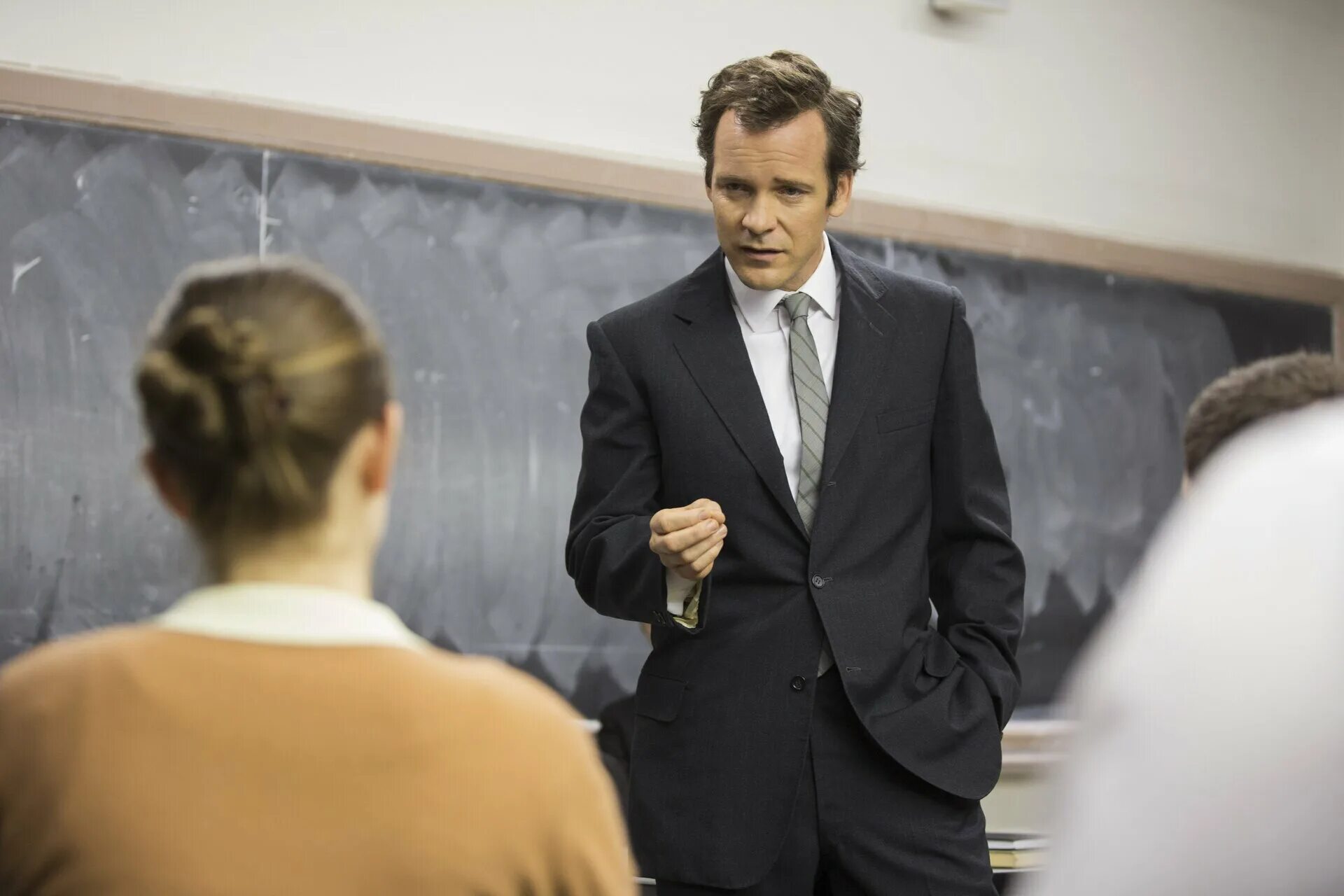 Эксперимент милгрэма фильм. Экспериме́нт стэ́нли ми́лгрэма. Эксперимент милгрэма фильм. Дэнни а. Экспериментатор постер.