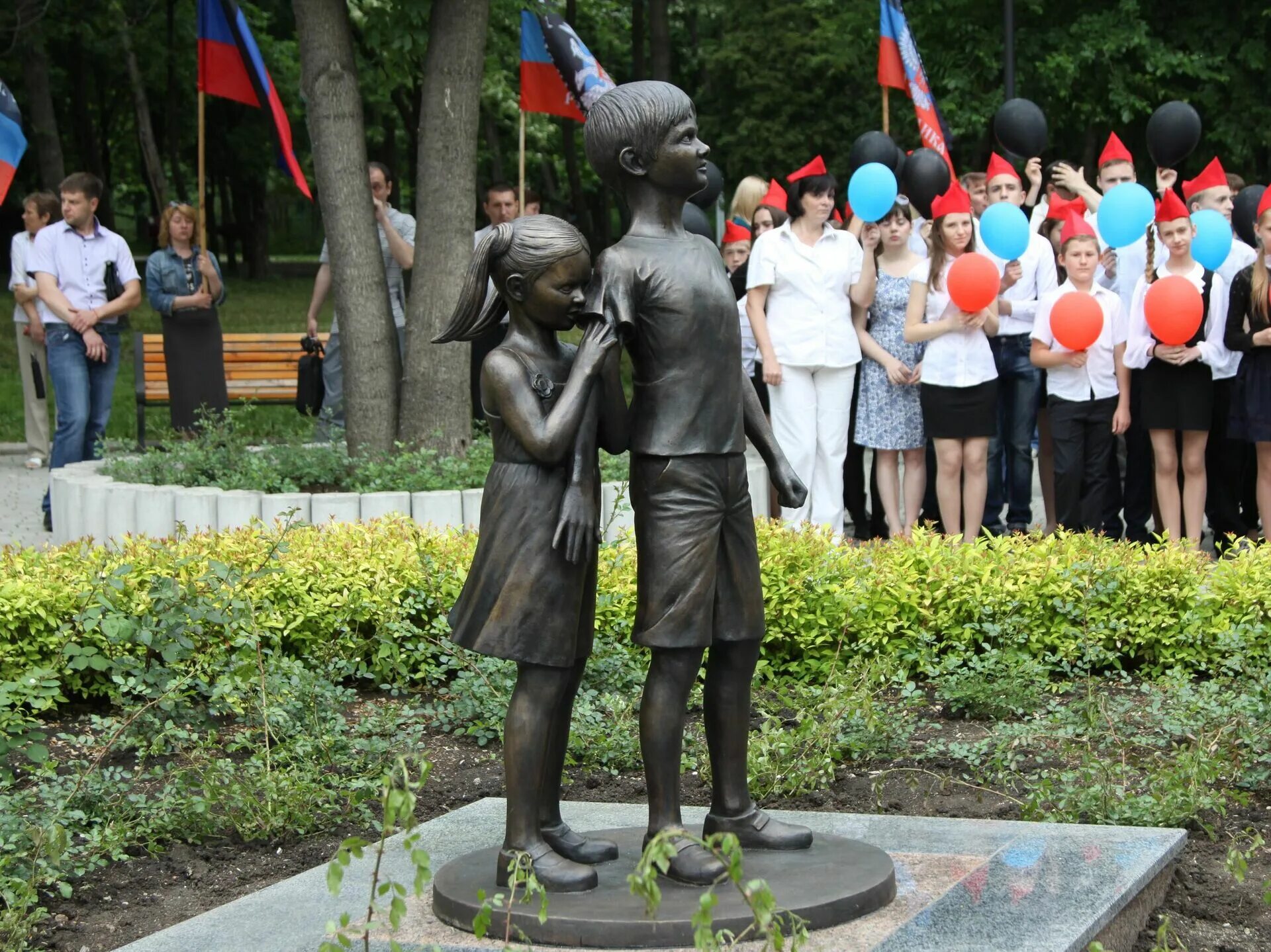 Аллея детей в донбассе. Парк Ленинского Комсомола Донецк памятник детям. Аллея в Донецке погибшим детям. Дети Донбасса мемориал в Донецке. Памятник детям Донбасса в Донецке аллея ангелов.