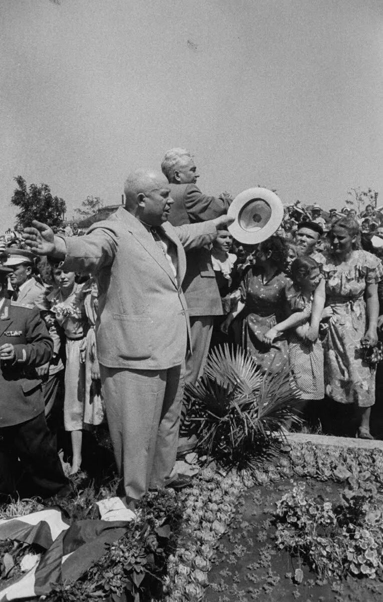 Визит Тито в СССР В 1956 году. Визит Тито в СССР 1956. Тито с женой в Советском Союзе. СССР 1955 фото на стремянке. Военный союз 1955