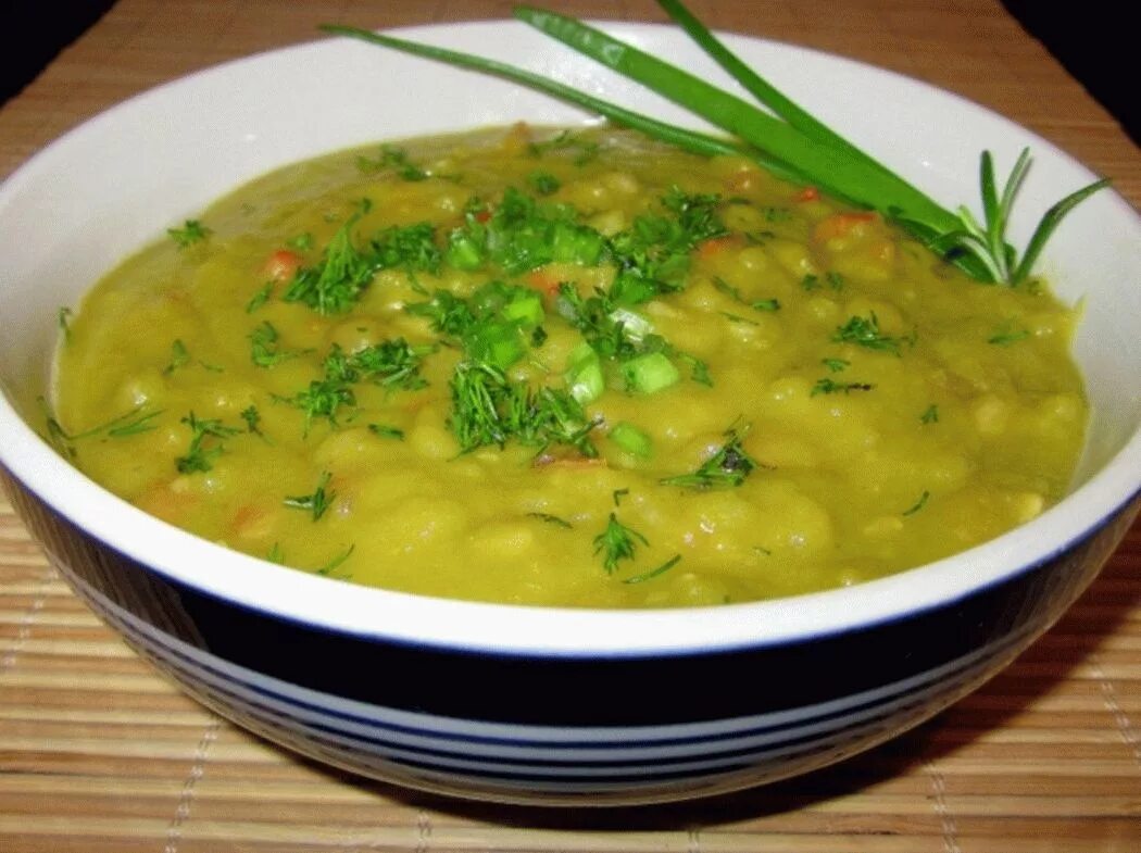 Как вкусно сварить горох. Гороховая каша. каша горошница. гороховая каша с зеленью. блюдо горошница.