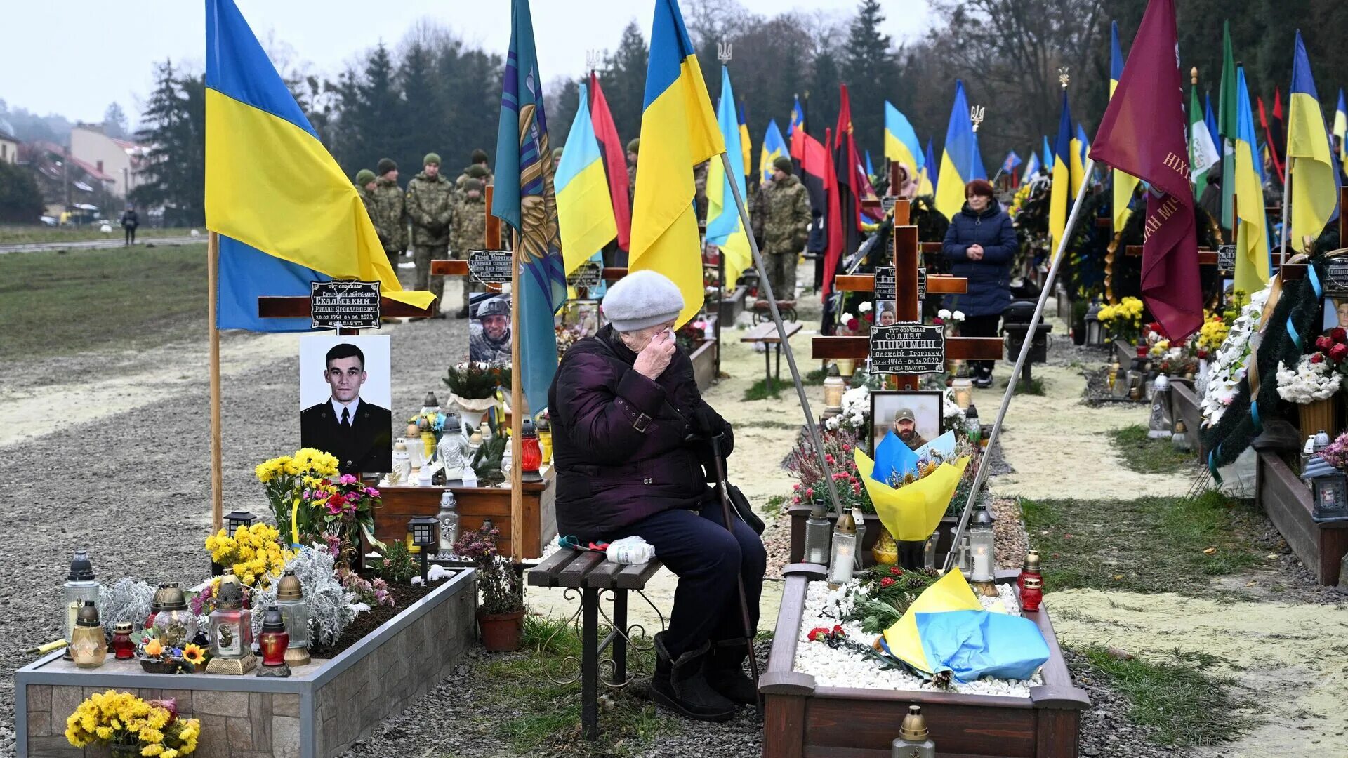 Украинские военные. Украинское кладбище с флагами. Кладбища Украины. Новости россия украина предсказания