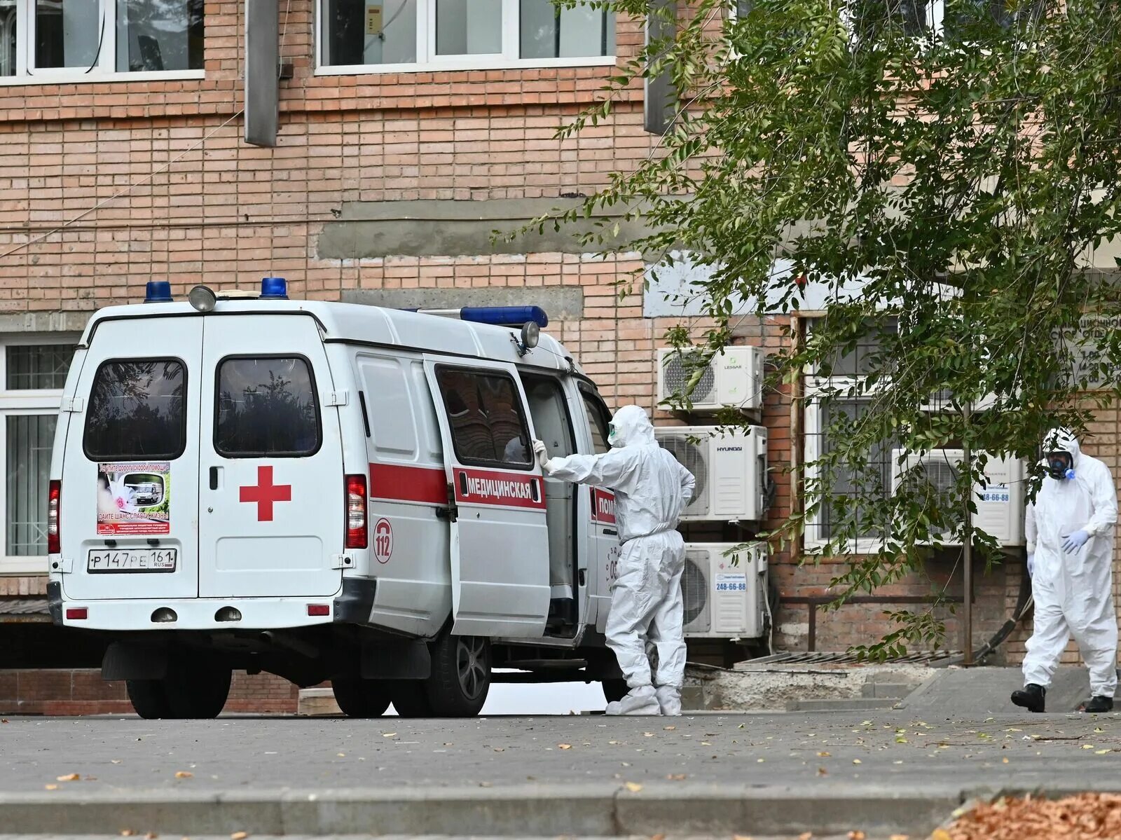 3 городская больница скорой помощи. Городская больница 20 Ростов-на-Дону. Госпиталь 20 больница Ростов на Дону. Больница скорая. Скорая возле больницы.