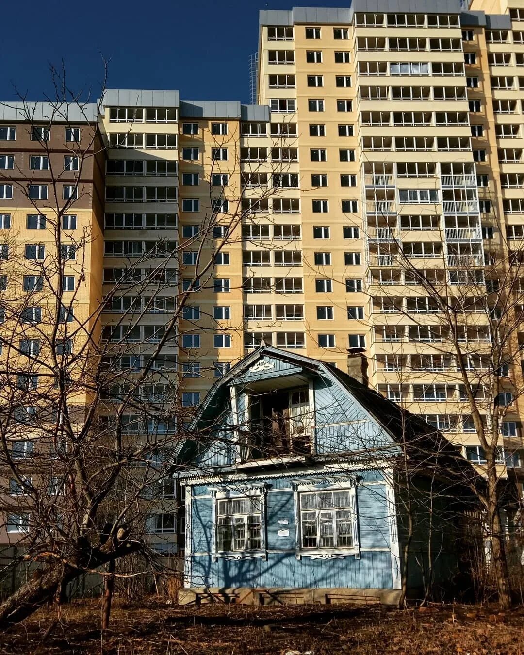 Голубой дом в одинцово. Тайна синего домика в одинцово. Голубой домик в одинцово. Жк одинбург синий домик. Синий домик в одинцово.
