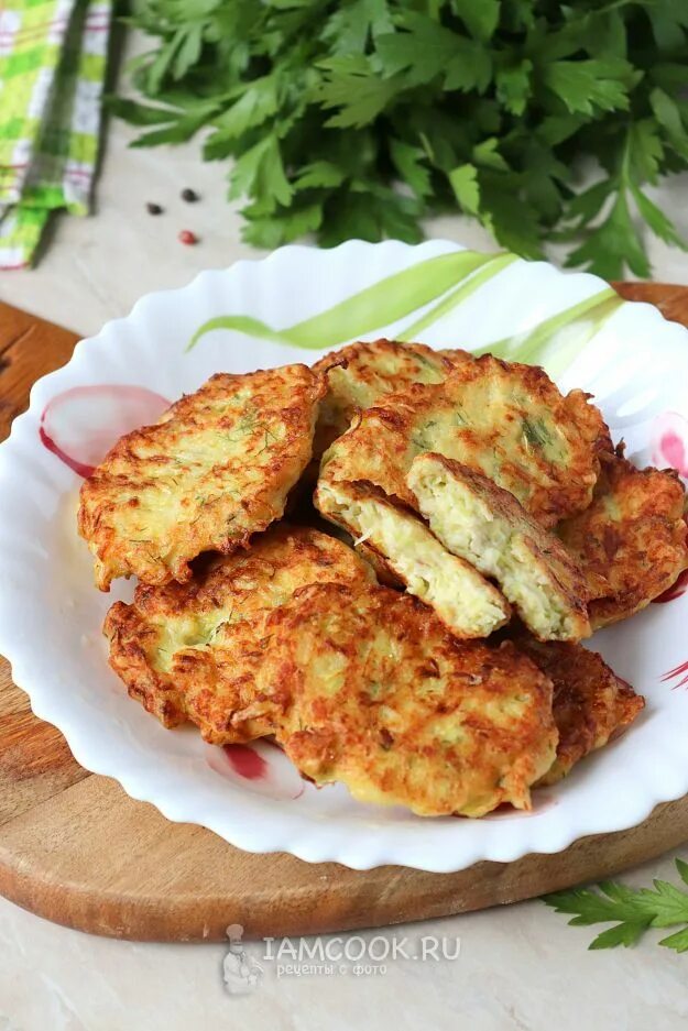 Кабачковые оладушки с курицей. Драники фото. Куриные котлеты. Оладьи из кабачков с куриным фаршем рецепт. Кабачки с фаршем оладьи из кабачков с фаршем.