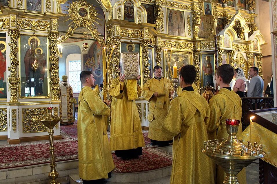 В канун какого праздника происходит