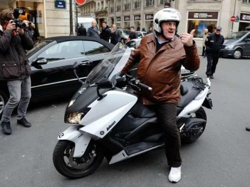 Зачем скутер. Депардье на скутере. Пьер Ришар на мотоцикле.