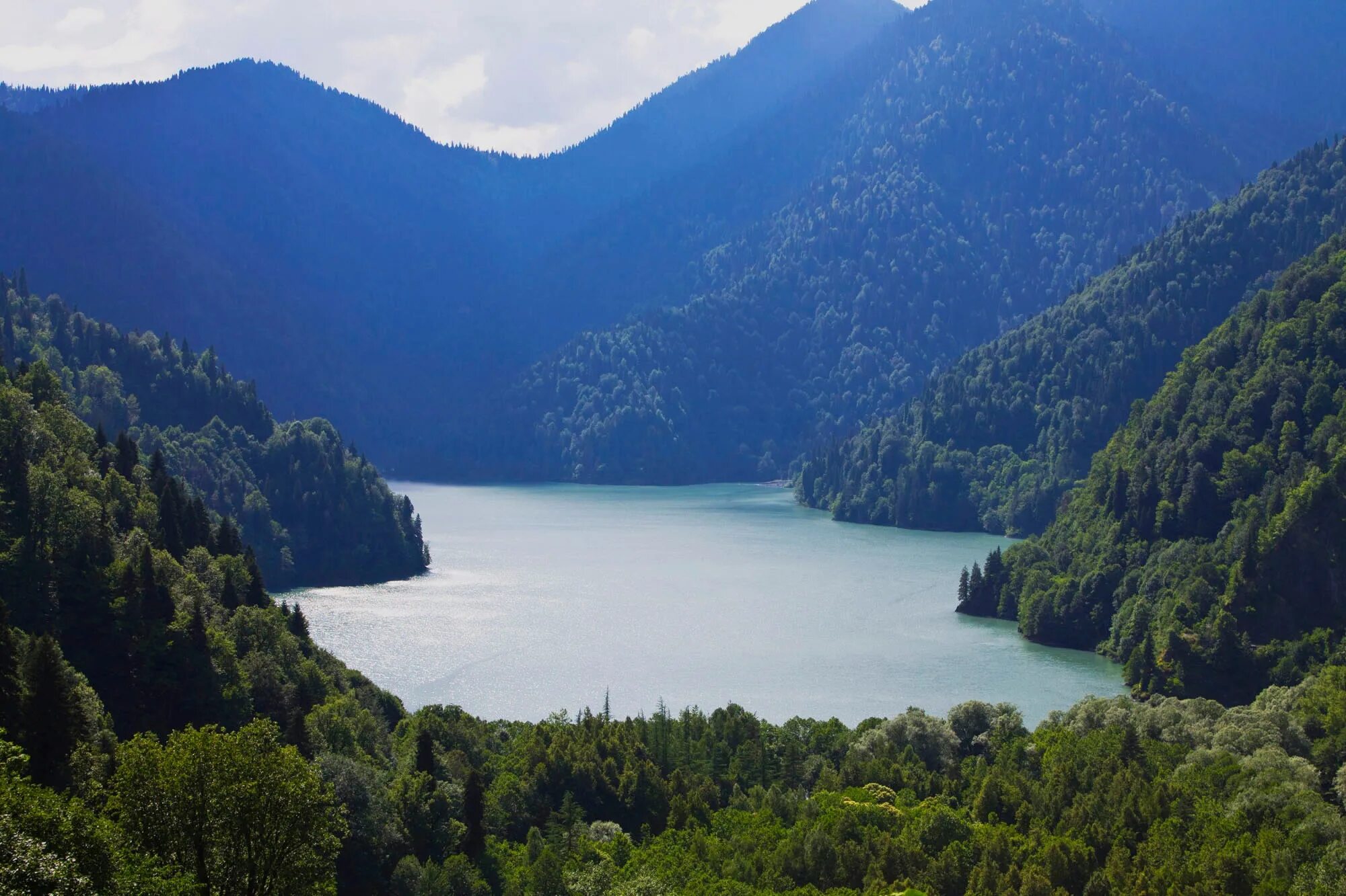 Озеро рица высота. Озеро Рица Абхазия. Озеро Рица Абхазия экскурсия. Абхазия озеро Рица новый Афон. Озеро Рица Абхазия летом.
