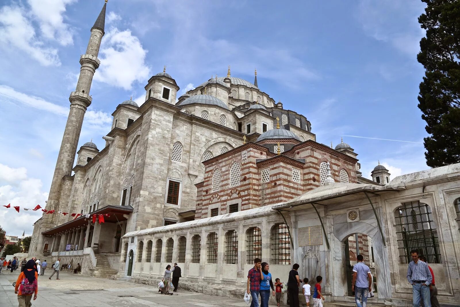 Мечеть фатиха в стамбуле. Фатих Турция. Фатих Стамбул. Мечеть завоевателя Стамбул. Мечеть Фатих.