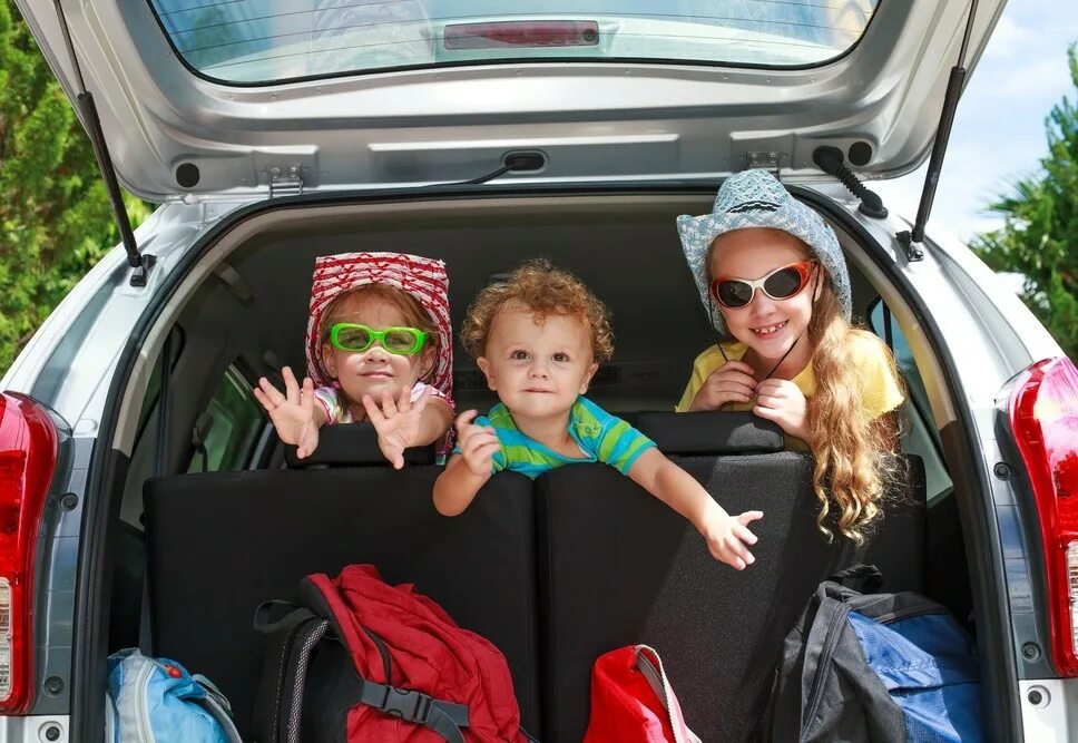 Путешествие с детьми. Дети путешествуют. Дети путешественники. Путешествие на машине с детьми.