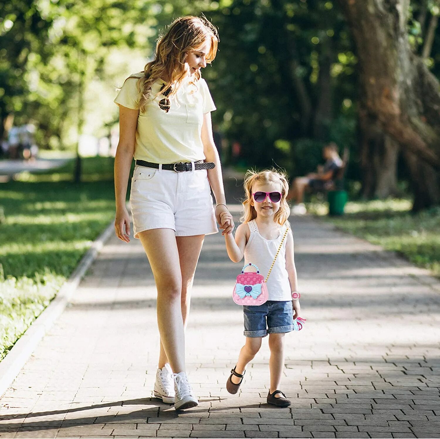 Мама с ребенком в парке. Дети на прогулке. Прогулка в парке летом. Мамочки на прогулке.