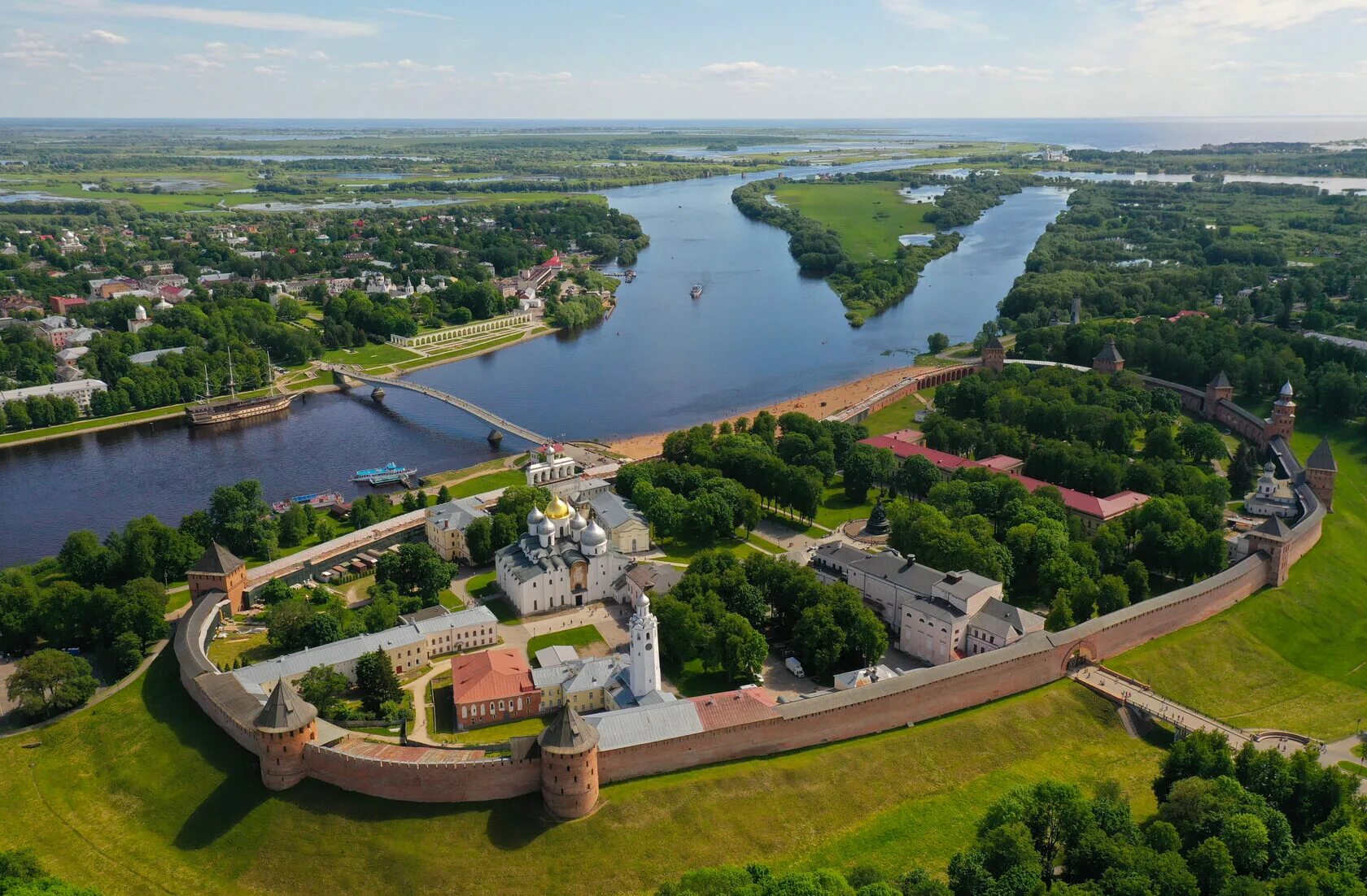 Великий новгород детинец осенью. Исторический центр великого новгорода. Новгородское областное. Великий новгород досто. Новгород кремль ярославово дворище.