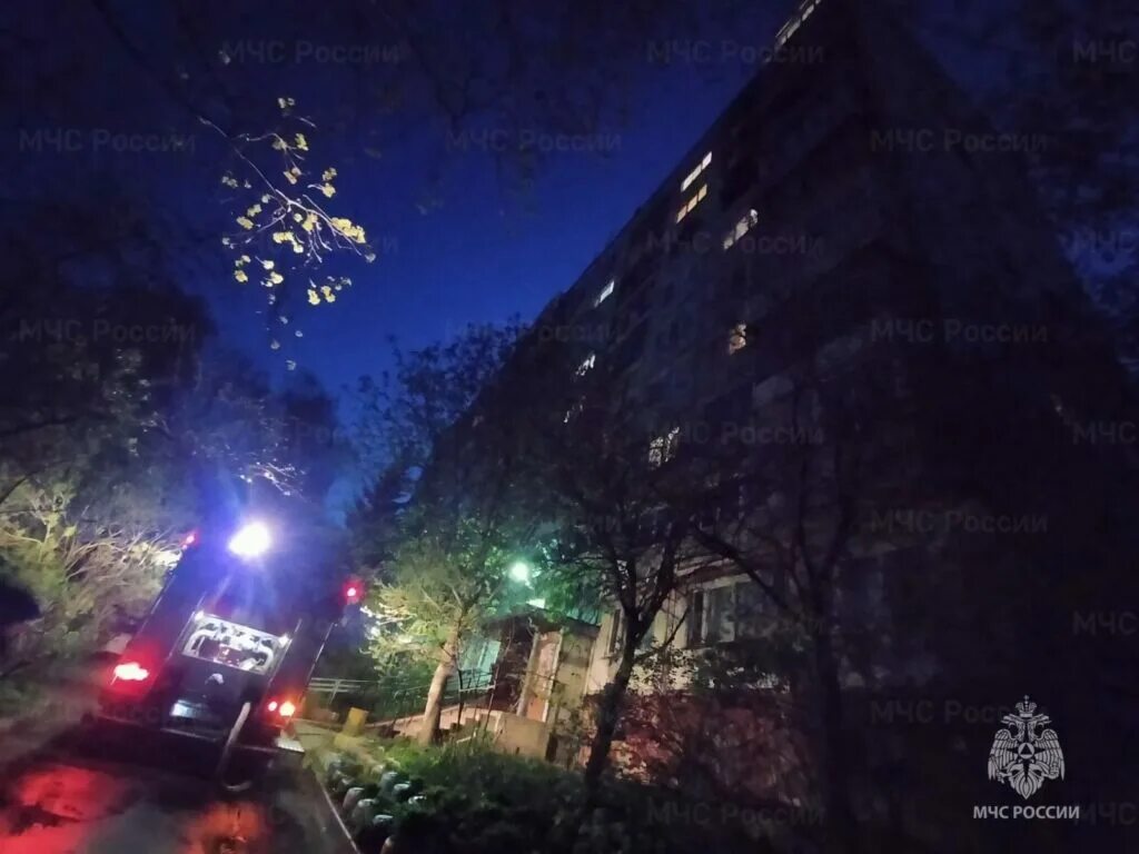 Что будет 22 апреля ночью. Дом ночью. ночные фото. улица ночью. многоэтажный дом ночью.