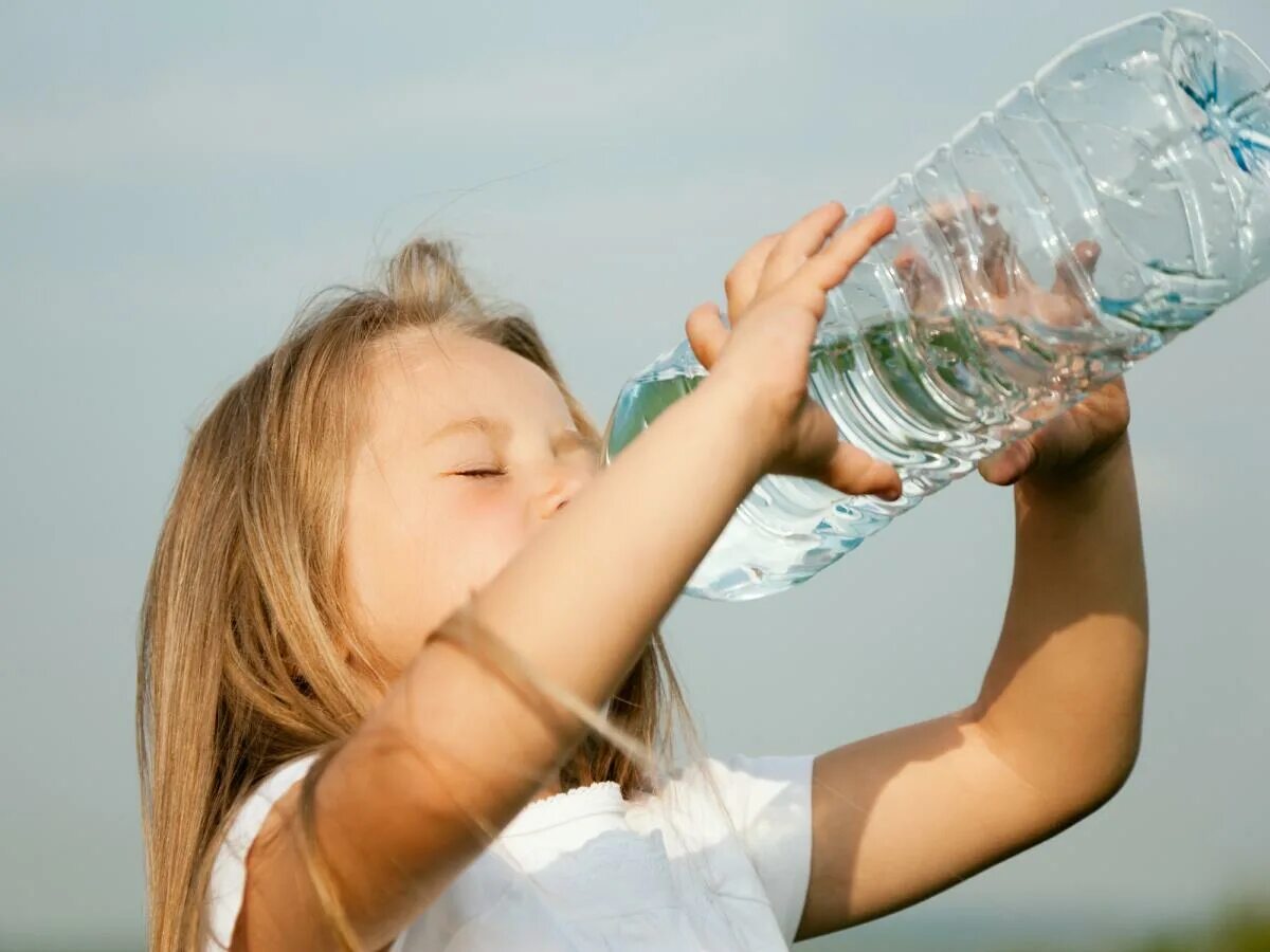 Повышенная жажда. Вода и человек. Дети воды. Ребенок пьет воду. Девочка пьет воду.