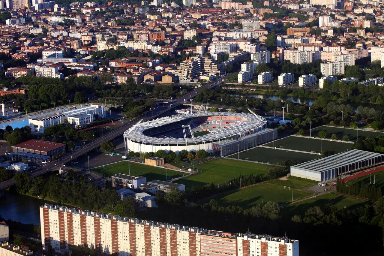 Муниципальные стадионы. Stade Municipal стадион. Мунисипаль Тулуза. Франция город Тулуза стадион. Stadium Municipal de Toulouse.